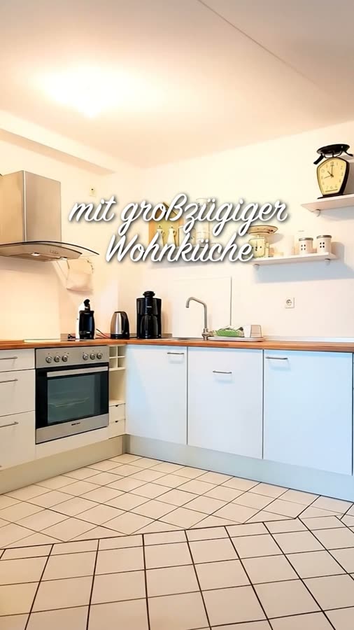 Helle Küche einer Ferienwohnung mit Text-Einblendung
